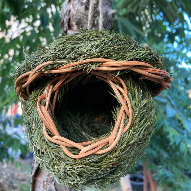 Casa para pássaros feita à mão, abrigo para ninho de pássaros de grama natural, abrigo para pássaros pequenos, abrigo para pardais externos, casas para ninhos de papagaios pendurados, animais de estimação B